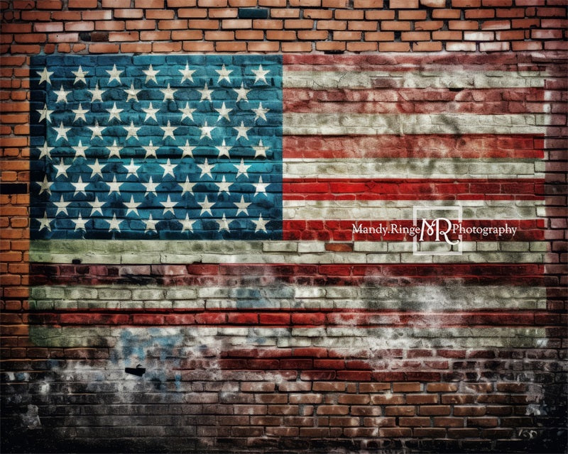 Bandiera Americana Graffiti su Muro di Mattoni Sfondo per il Giorno dell'Indipendenza Progettato da Mandy Ringe Photography