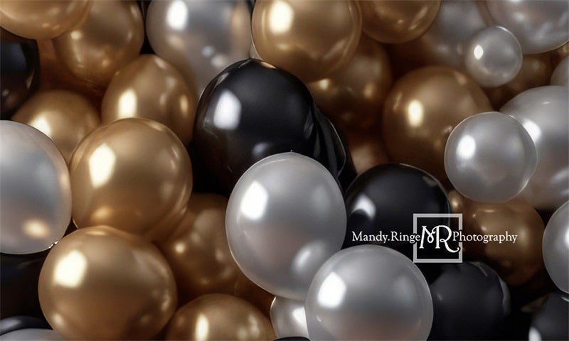 Fondo de cumpleaños de pared de globos negro, dorado y plateado diseñado por Mandy Ringe Photography