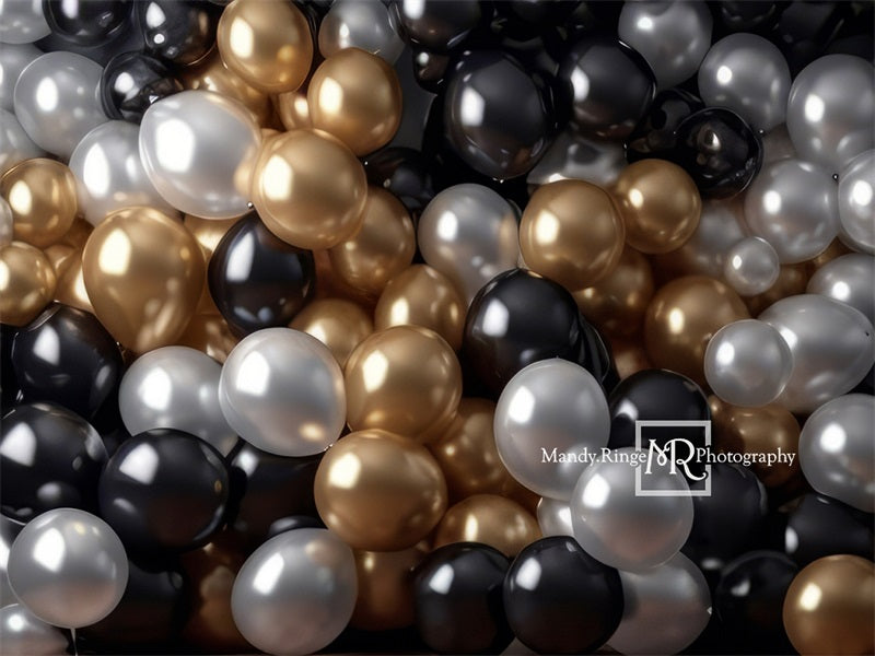 Sfondo di compleanno con palloncini nero, oro e argento progettato da Mandy Ringe Photography