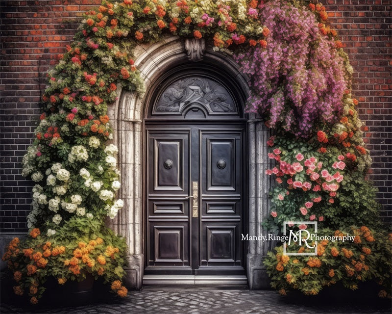 Porta con sfondo ad arco di fiori colorati progettato da Mandy Ringe Photography