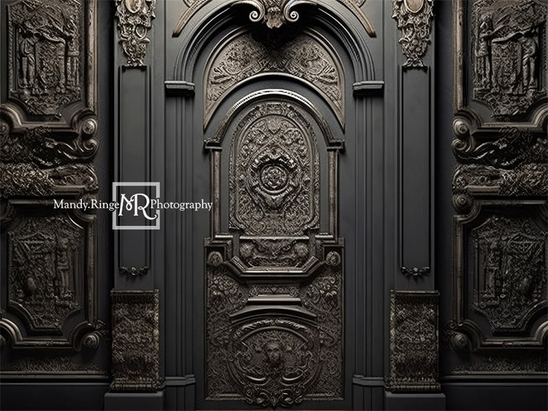 Pared negra ornamentada con puerta como fondo diseñado por Mandy Ringe Fotografía