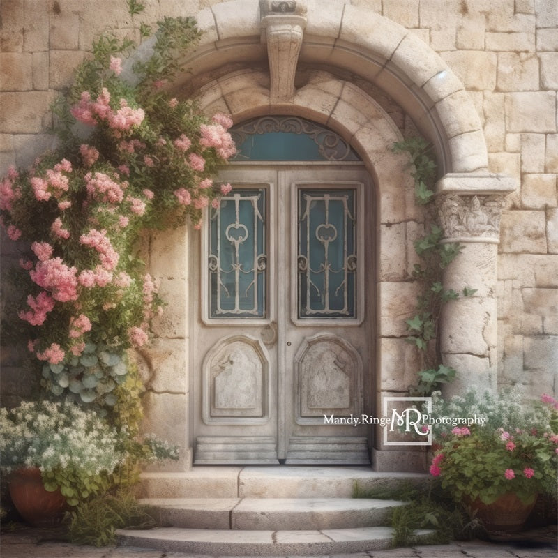 Porta del castello ornata con sfondo di fiori primaverili progettata da Mandy Ringe Photography