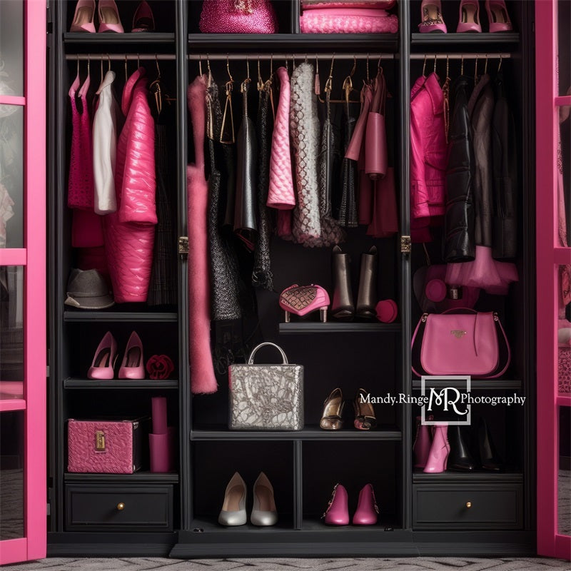 Armadio rosa e nero per bambole con sfondo progettato da Mandy Ringe Photography