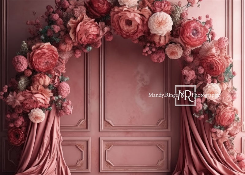 Arco floreale rosa sulla parete con sfondo in tessuto progettato da Mandy Ringe Photography