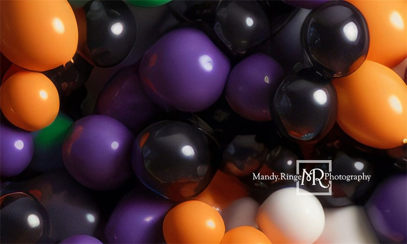 Fondo de pared de globos morado, naranja, negro y verde diseñado por Mandy Ringe Photography