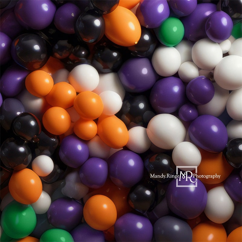 Fondo de pared de globos morado, naranja, negro y verde diseñado por Mandy Ringe Photography