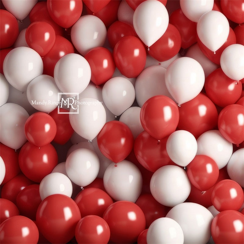 Pared de globos rojos y blancos diseñada por Mandy Ringe Photography