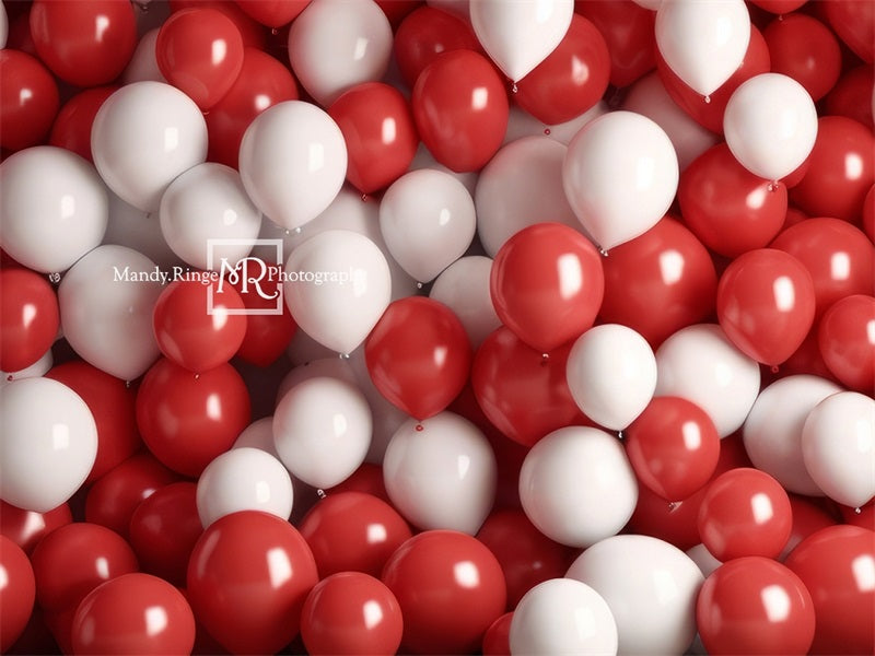 Pared de globos rojos y blancos diseñada por Mandy Ringe Photography