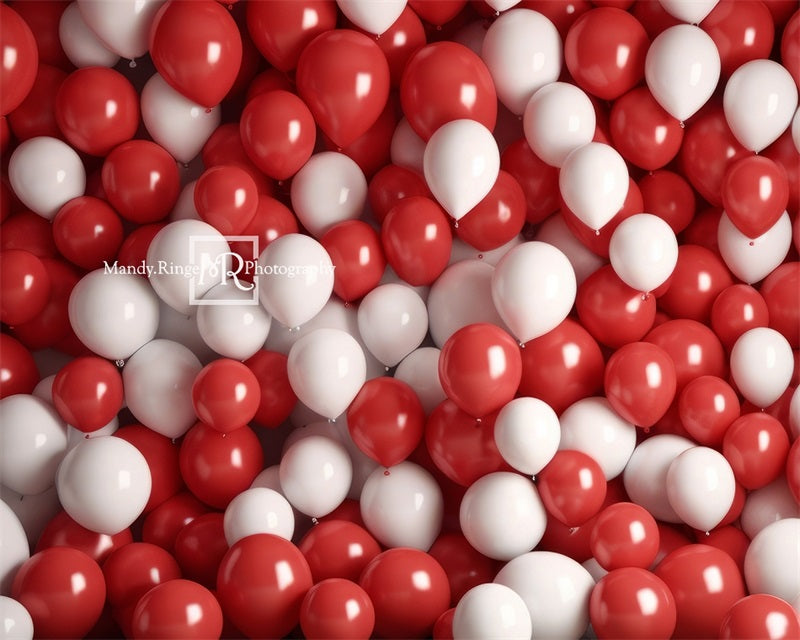 Pared de globos rojos y blancos diseñada por Mandy Ringe Photography