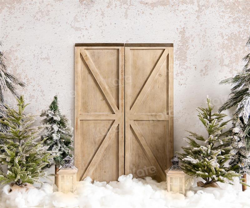 Navidad Afuera de una Antigua Pared con Fondo de Árbol Nevada para Fotografía