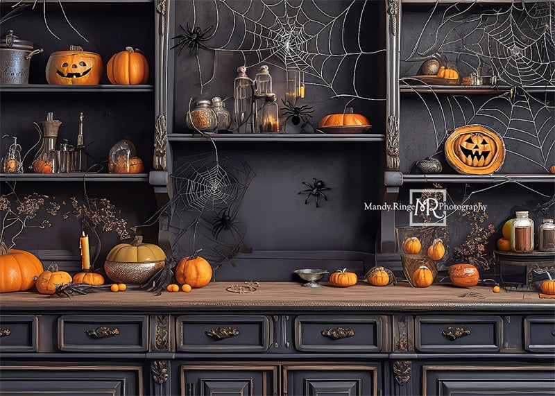 Spookkeuken met spinnenwebben en pompoenachtergrond ontworpen door Mandy Ringe Fotografie