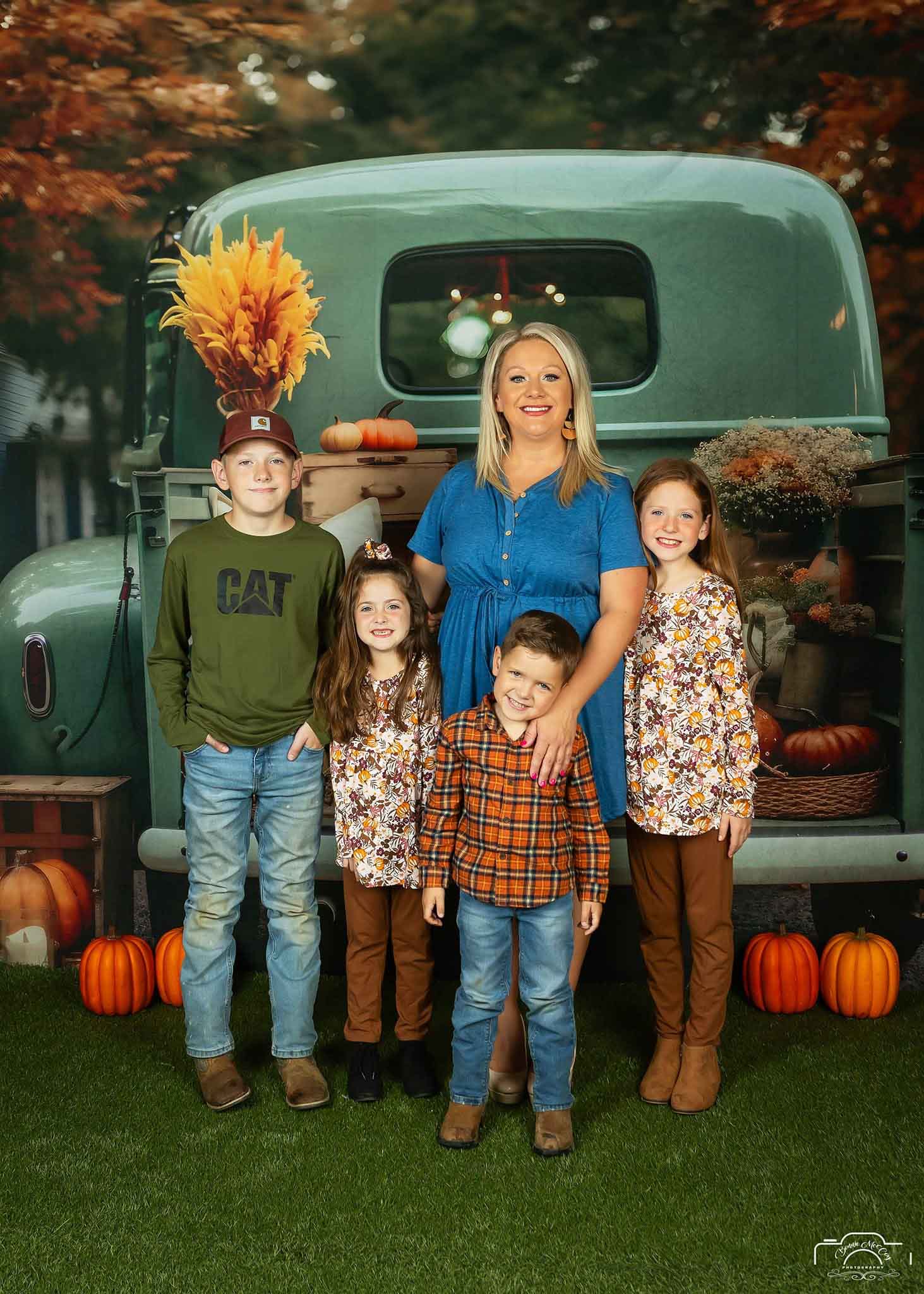 Herfsttruck met pompoenenachtergrond voor fotografie