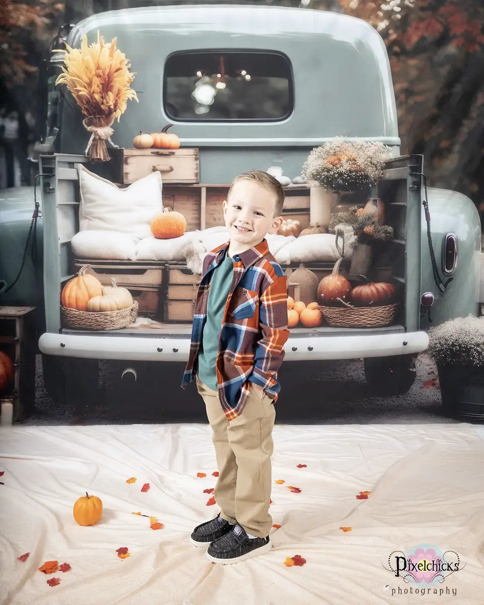 Herfsttruck met pompoenenachtergrond voor fotografie