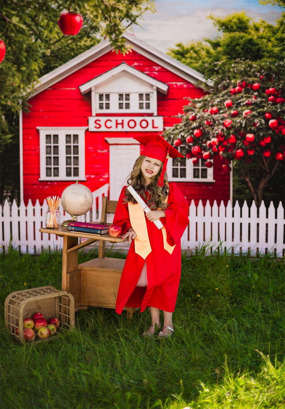 Terug naar School Rood Huis Appelboom Hek Foto Achtergrond Ontworpen door Chain Photography