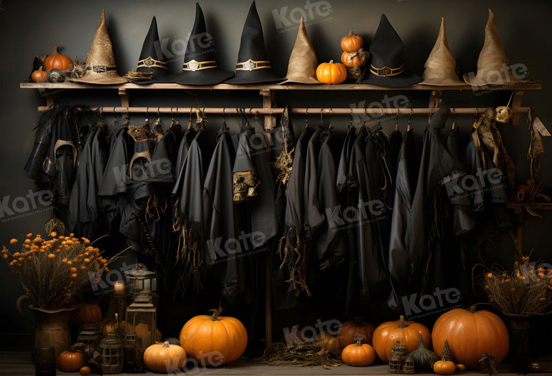 Abito nero da strega per animali domestici per Halloween, sfondo per fotografia closet.