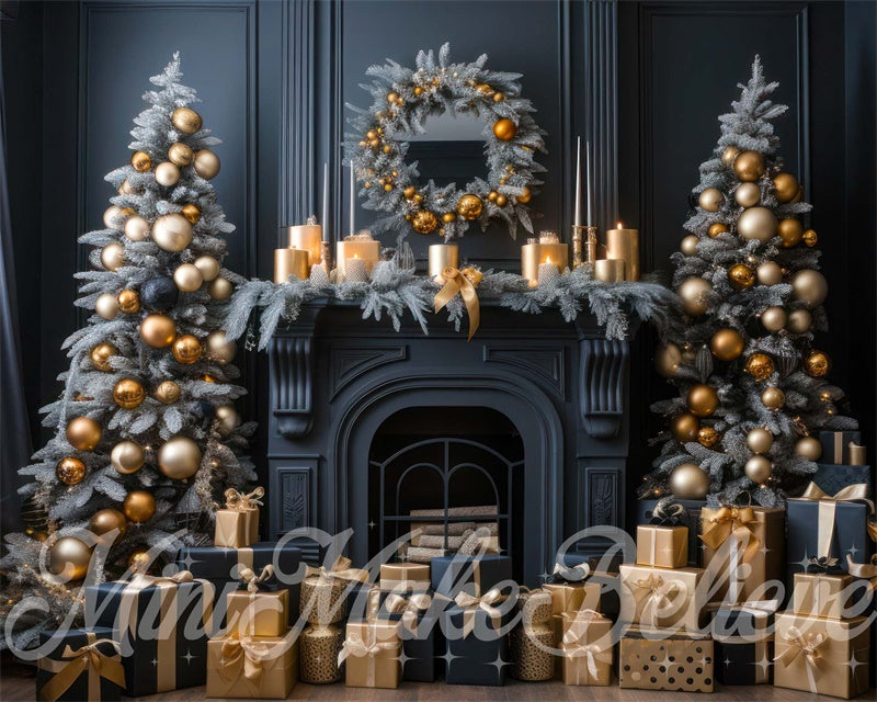 Albero di Natale Invernale Blu Navy con Camino e Decorazioni d'Oro Disegnato da Mini MakeBelieve
