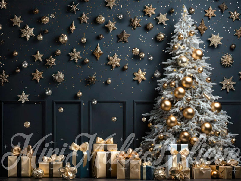 Albero di Natale invernale blu marino parete con ornamenti dorati, sfondo progettato da Mini MakeBelieve