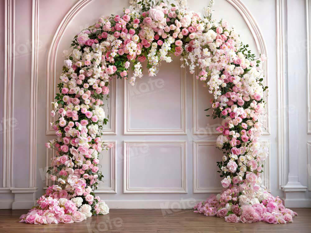 Sfondo a parete con fiori rosa per matrimonio progettato da Emetselch