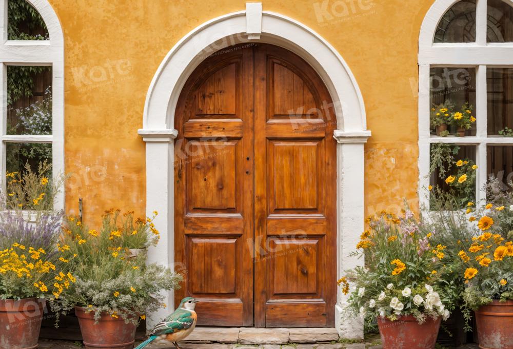 Fondo de ventana de puerta de madera con flores amarillas para fotografía