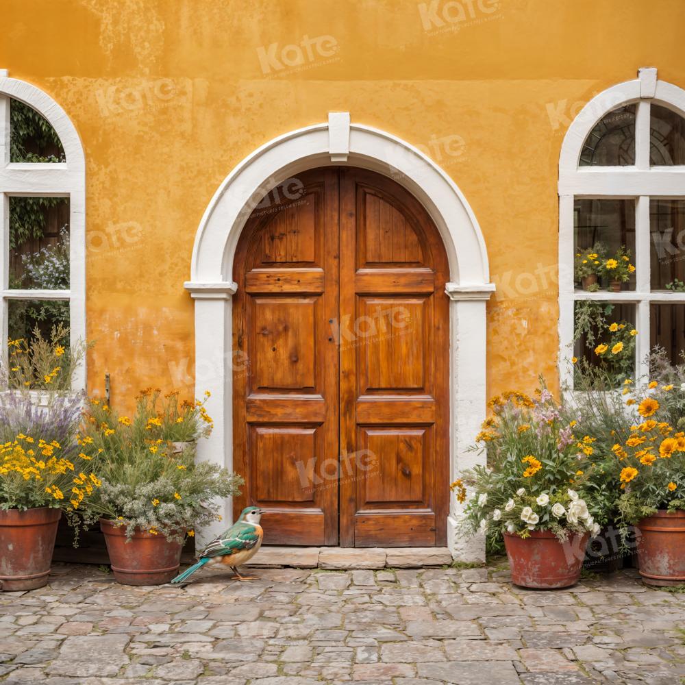 Fondo de ventana de puerta de madera con flores amarillas para fotografía