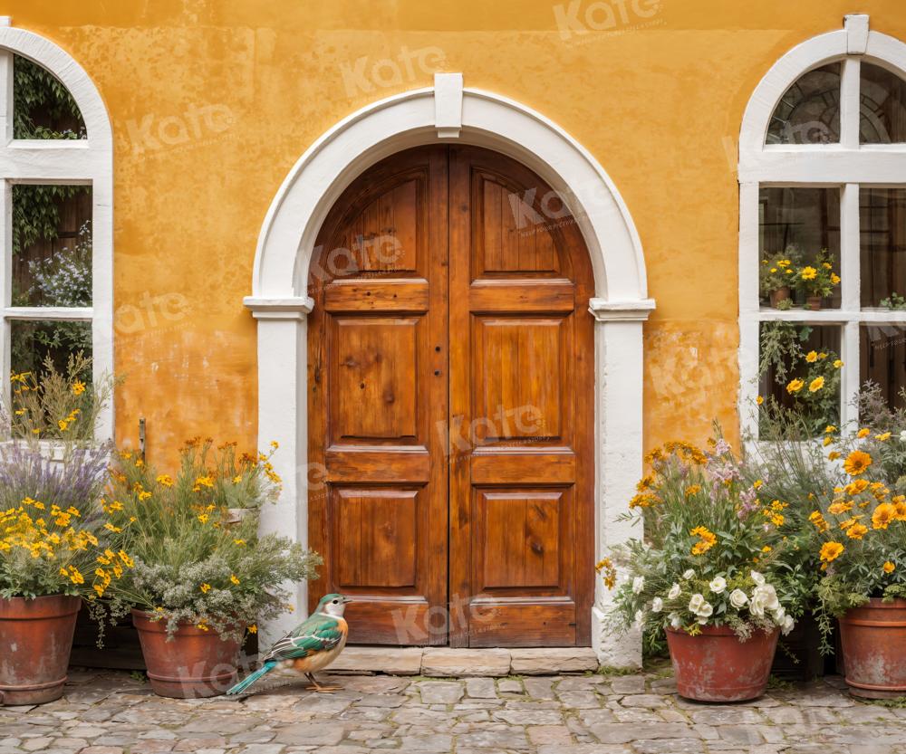 Fondo de ventana de puerta de madera con flores amarillas para fotografía