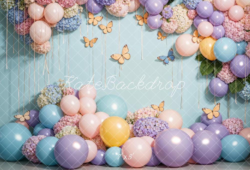 Fondo de pared con temática de globos coloridos y mariposas diseñado por Emetselch.