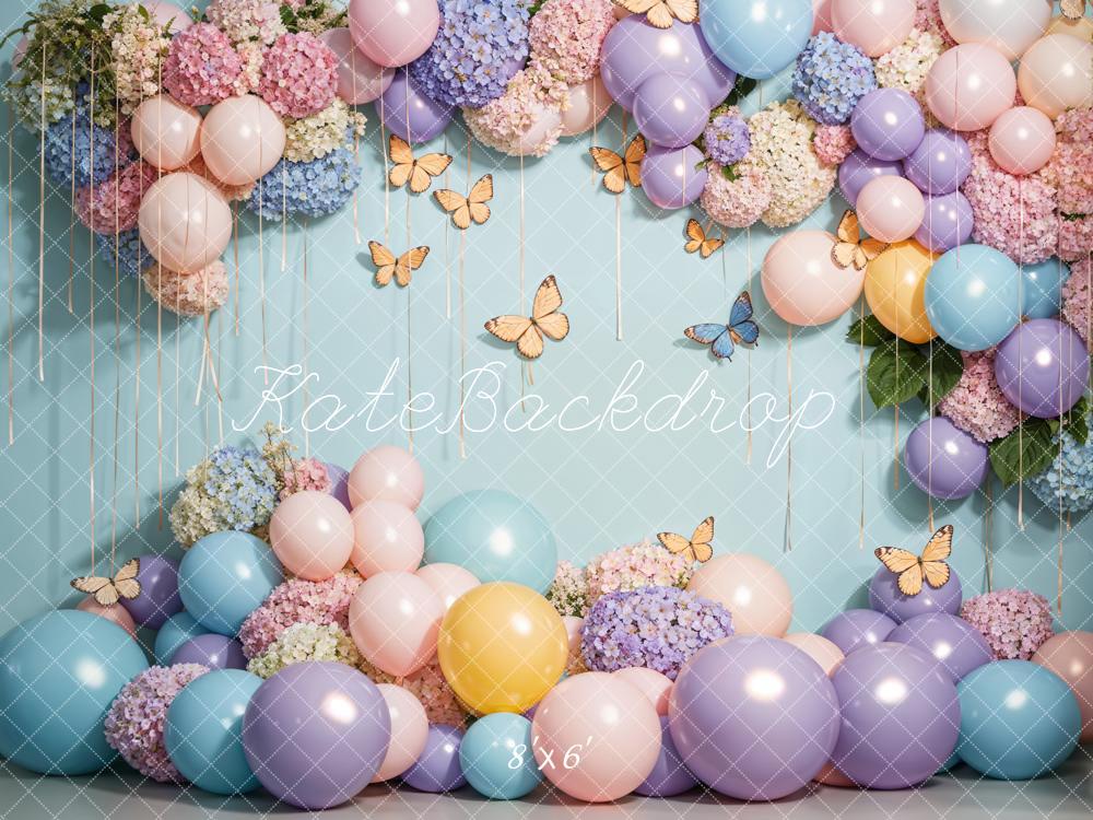 Fondo de pared con temática de globos coloridos y mariposas diseñado por Emetselch.