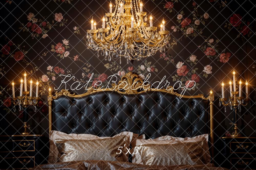 Luxe kroonluchter voor naast het bed met lederen achtergrond ontworpen door Chain Photography