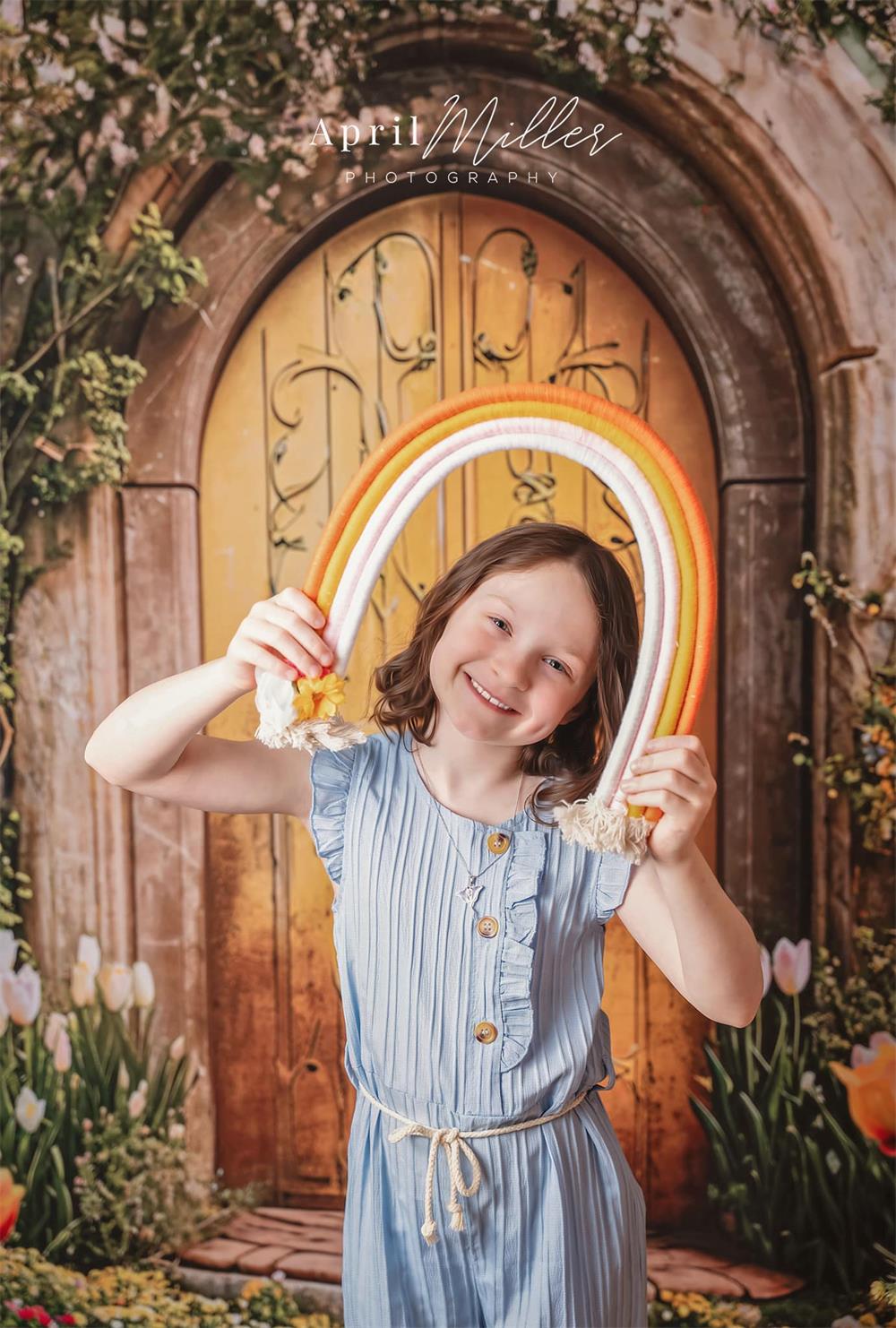 Fondo de arco de puerta con flores de primavera diseñado por Chain Photography