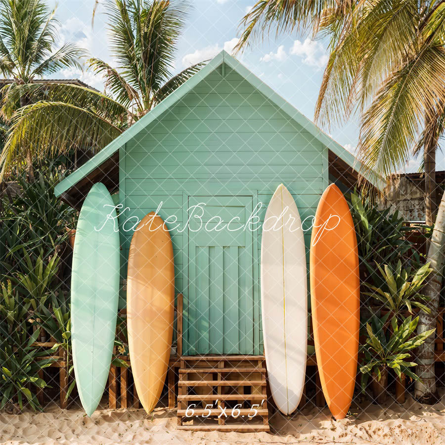 🌴 Zeezijde Groene Huis Kokosnootboom Surfplank Foto Achtergrond Ontworpen door Emetselch 🏄‍♀️