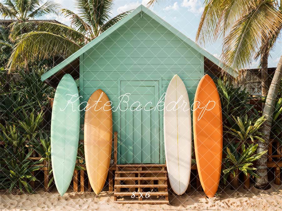 🌴 Zeezijde Groene Huis Kokosnootboom Surfplank Foto Achtergrond Ontworpen door Emetselch 🏄‍♀️