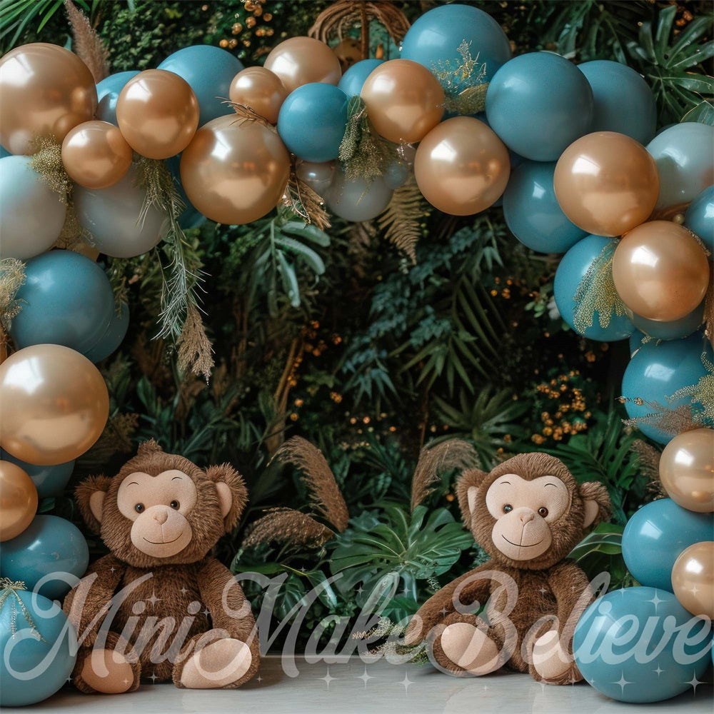 Arco de globos diseñado por Mini MakeBelieve con plantas de mono verde y dorado