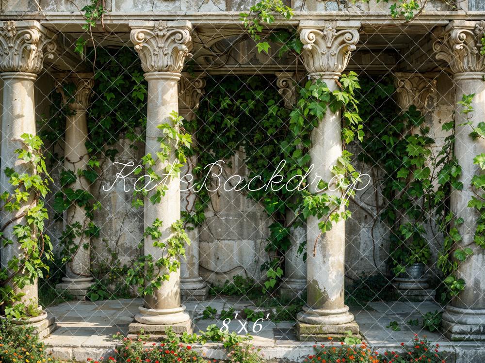 Columnas antiguas y enredaderas de hiedra en el jardín diseñadas por Emetselch