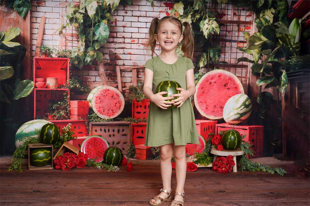 Caja roja de verano con planta verde y pared de ladrillos con fondo de sandía diseñada por Emetselch