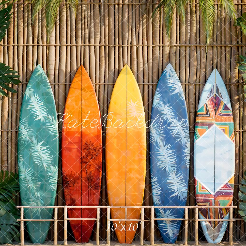 Zomerse houten muur met groene planten aan zee en kleurrijke surfplanken ontworpen door Emetselch
