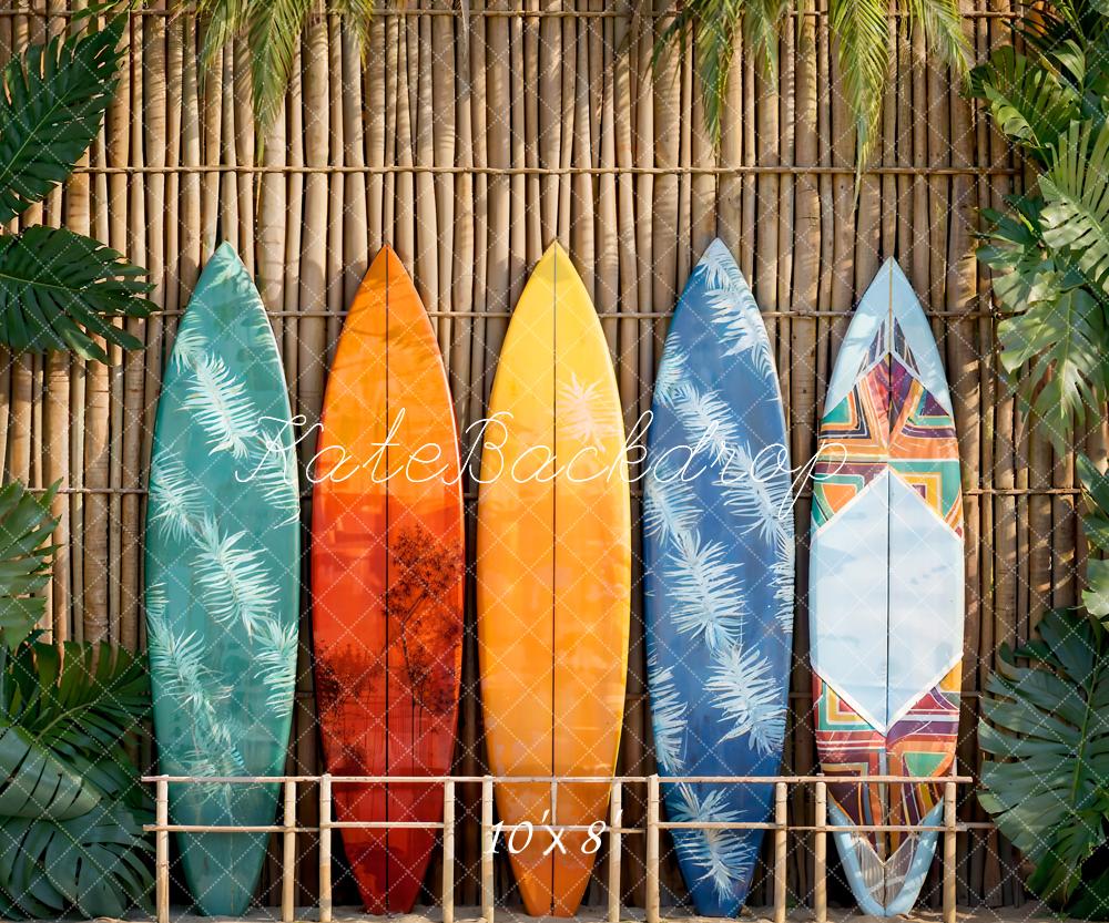 Zomerse houten muur met groene planten aan zee en kleurrijke surfplanken ontworpen door Emetselch