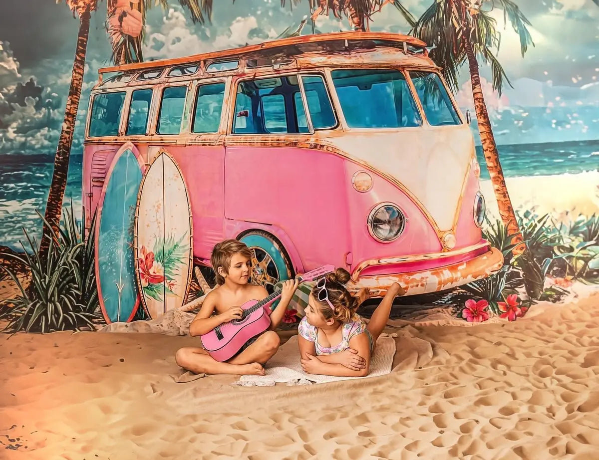 Zomerzeekust met Surfbord Roze Auto-achtergrond Ontworpen door Emetselch