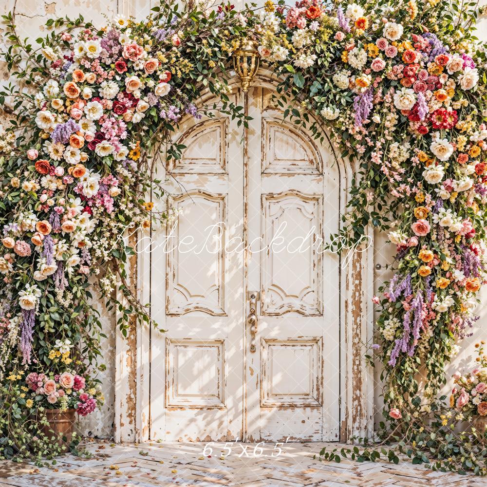 Arco di legno con fiori colorati e sfondo di vecchio muro di mattoni disegnato da Emetselch