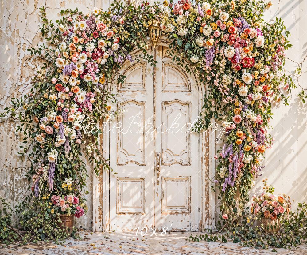 Arco di legno con fiori colorati e sfondo di vecchio muro di mattoni disegnato da Emetselch