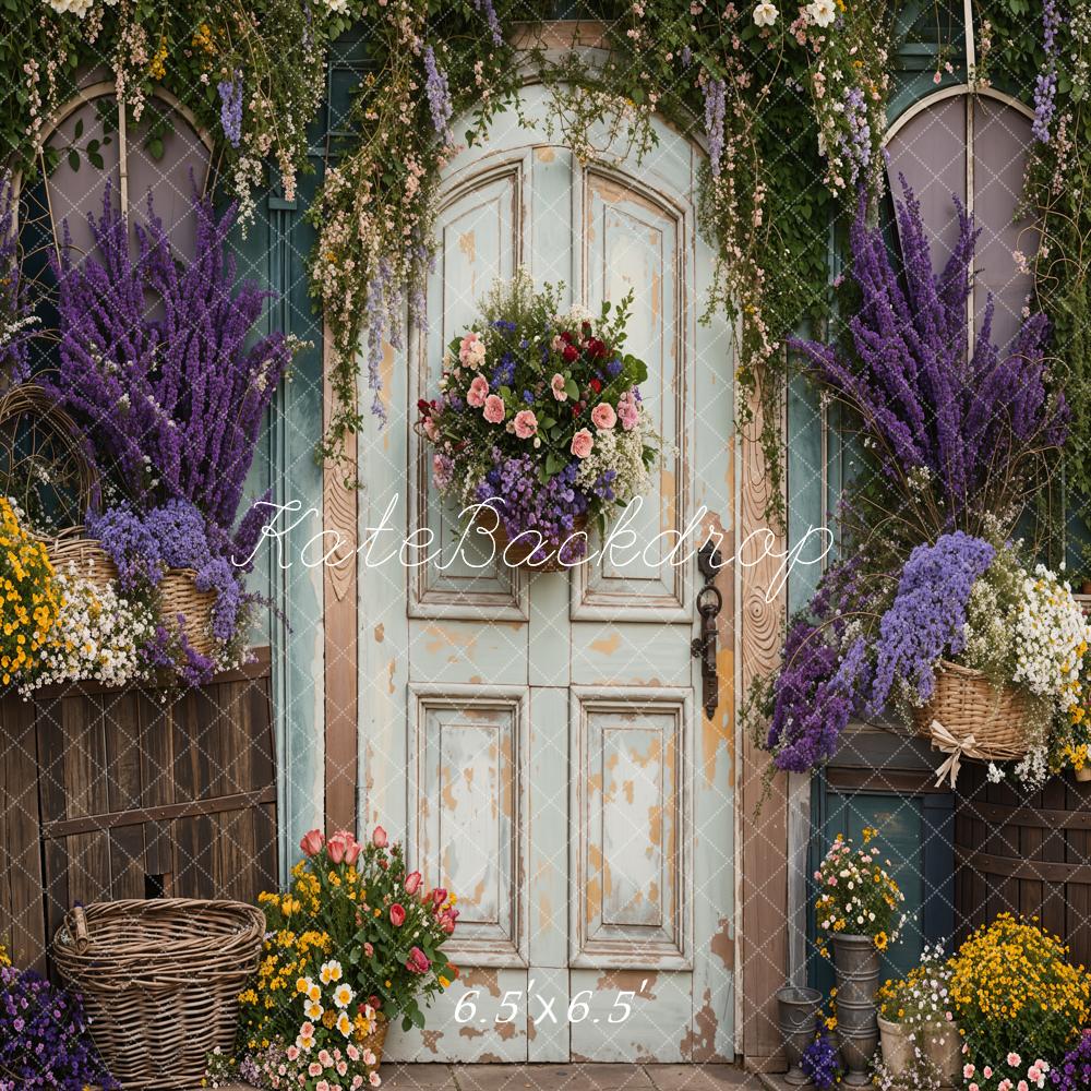 Sfondo di porta di legno ad arco con fiore lavanda viola di primavera progettato da Emetselch