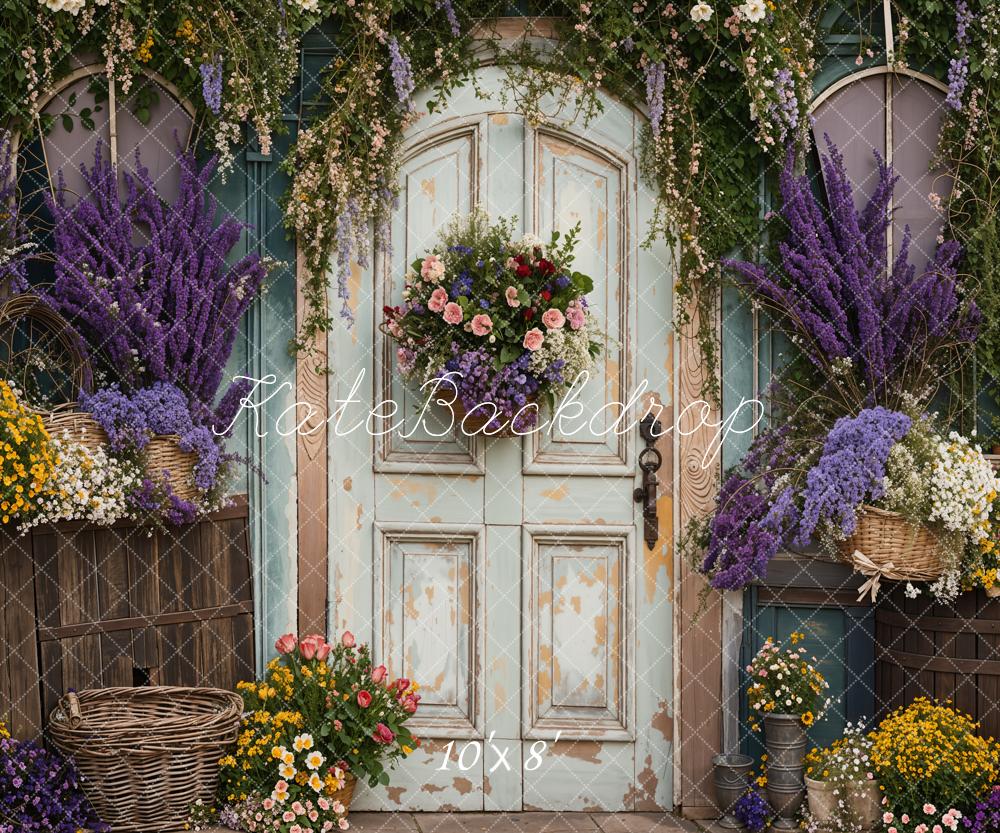 Fondo de puerta arqueada de madera con flores de lavanda moradas de primavera diseñado por Emetselch