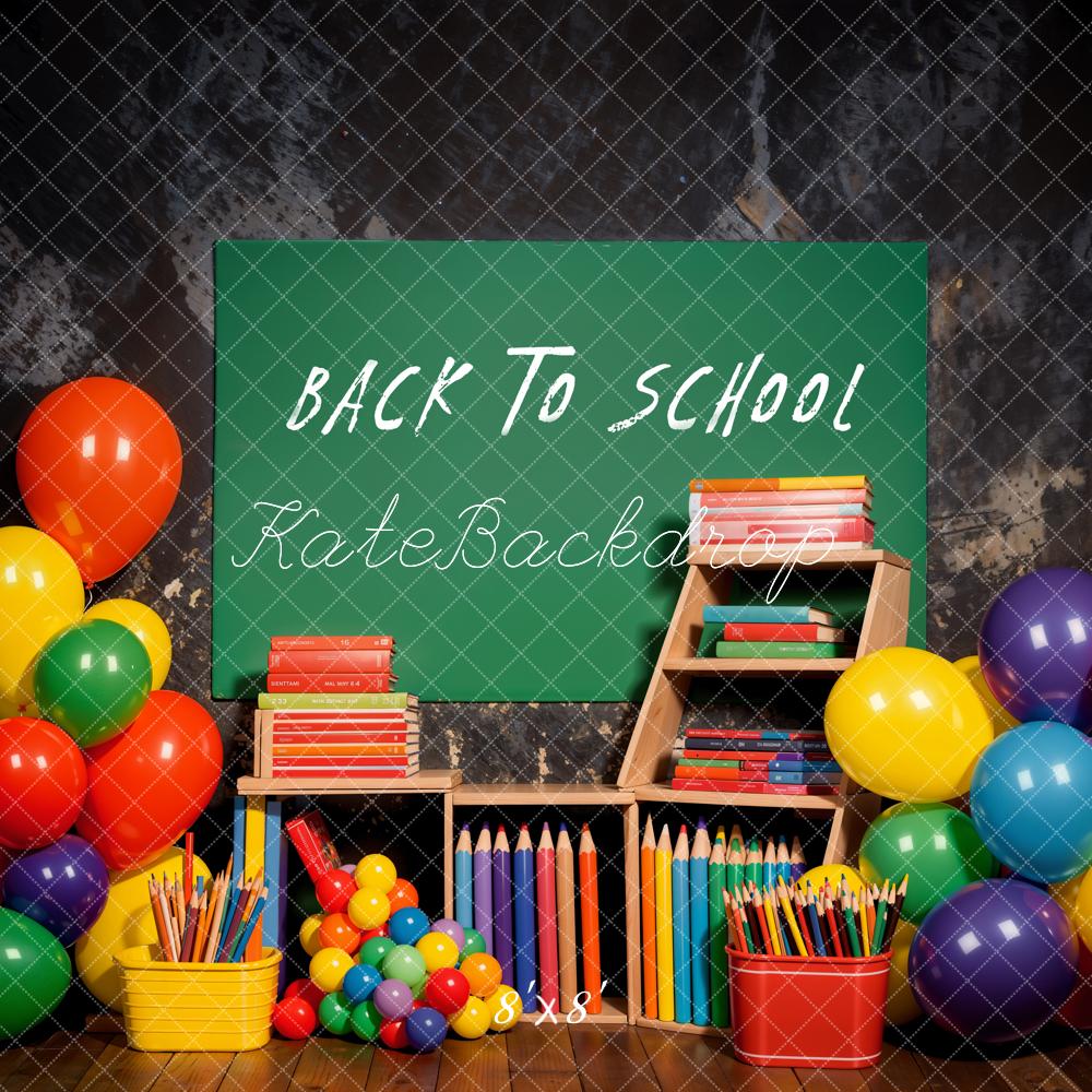Green Cartello di ritorno a scuola con palloncino colorato e matita, sfondo grigio, progettato da Emetselch