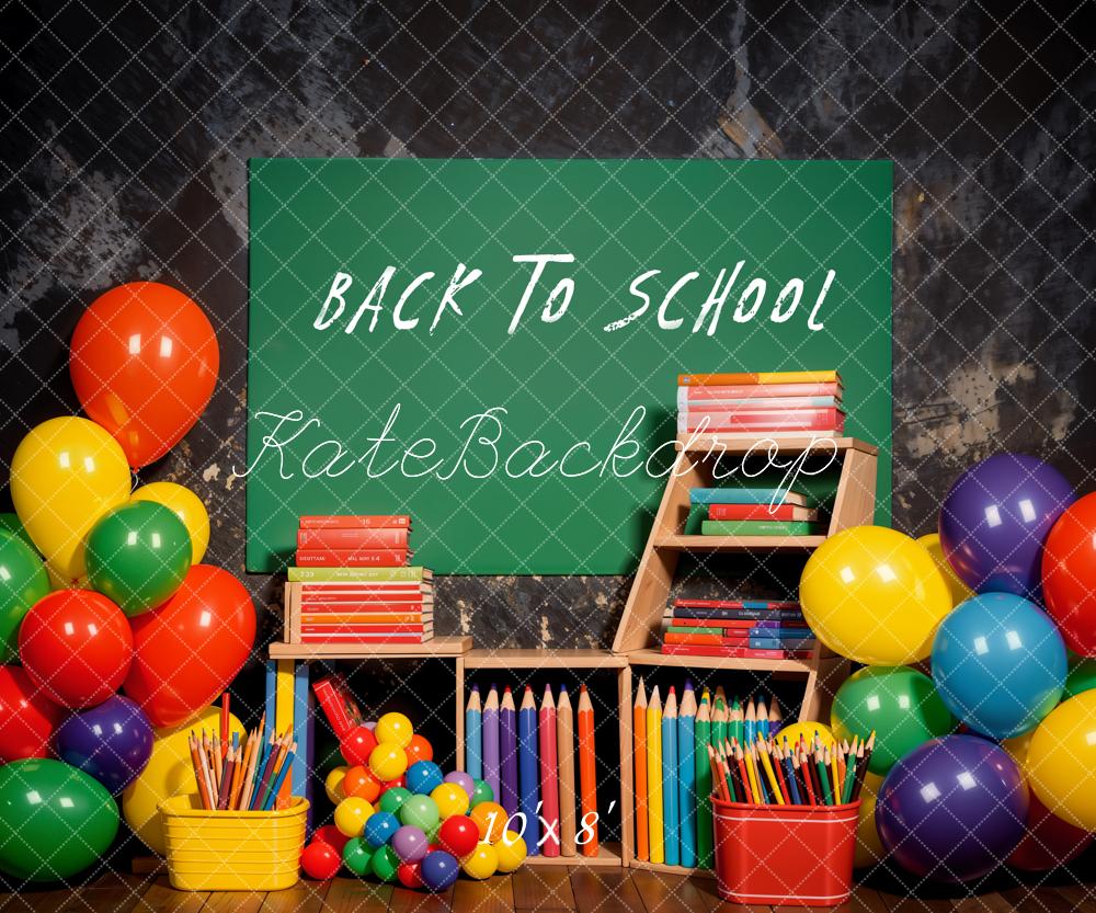 Green Cartello di ritorno a scuola con palloncino colorato e matita, sfondo grigio, progettato da Emetselch