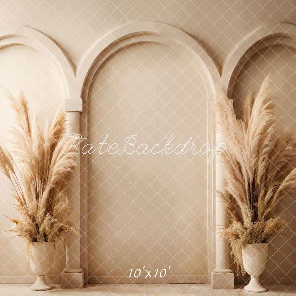 Fondo de pared en arco de cañas de color beige de estilo bohemio diseñado por Emetselch