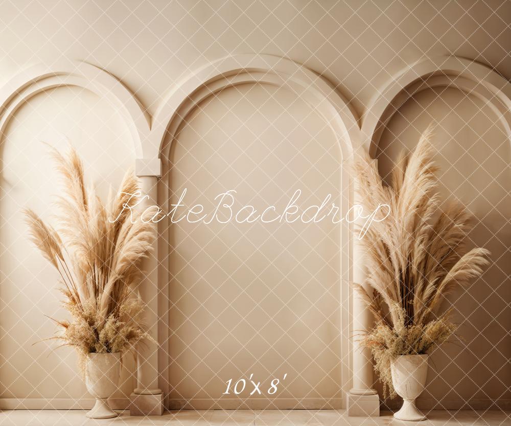 Fondo de pared en arco de cañas de color beige de estilo bohemio diseñado por Emetselch