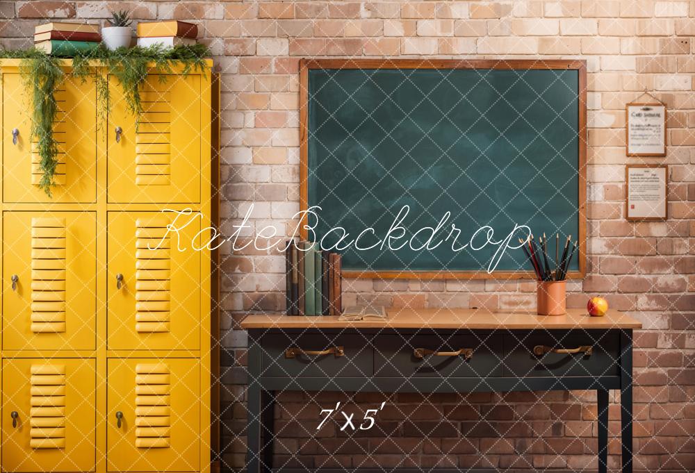 Fermata scolastica gialla con pianta verde, libro, matita, mela, scrivania marrone, lavagna nera, sfondo a mattoni designato da Emetselch