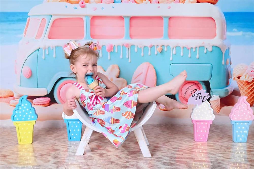 Verano en la playa de verano de dibujos animados rosa y azul con diseño de fondo de coche de juguete de helado fotografiado por Chain Photography