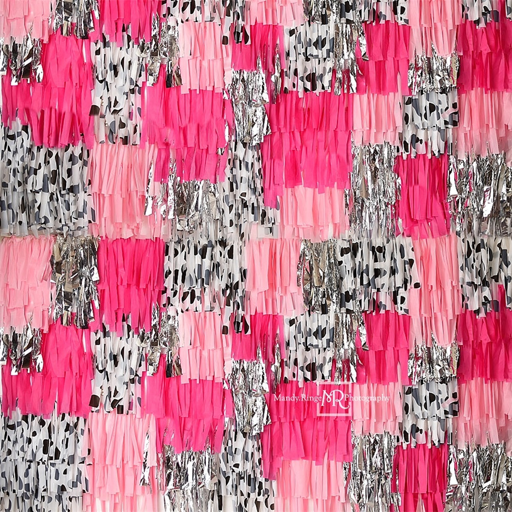Sfondo murale colorato con nappine cowgirl rosa scintillante progettato da Mandy Ringe Photography.