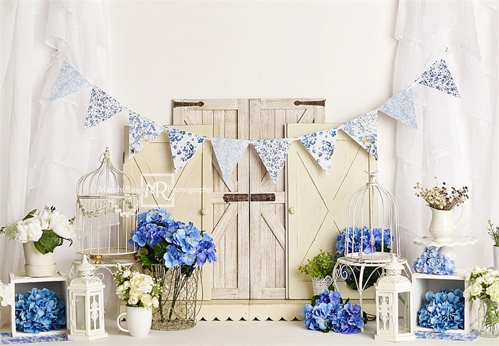 Arte di Kate Spring: Sfondo muro con tenda bianca, porta di stalla marrone chiaro e fiori blu, progettato da Mandy Ringe Photography.