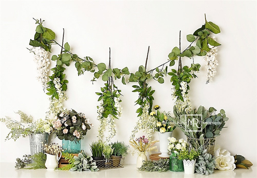 Sfondo bianco con pianta verde primaverile colorata di fiori, progettato da Mandy Ringe Photography